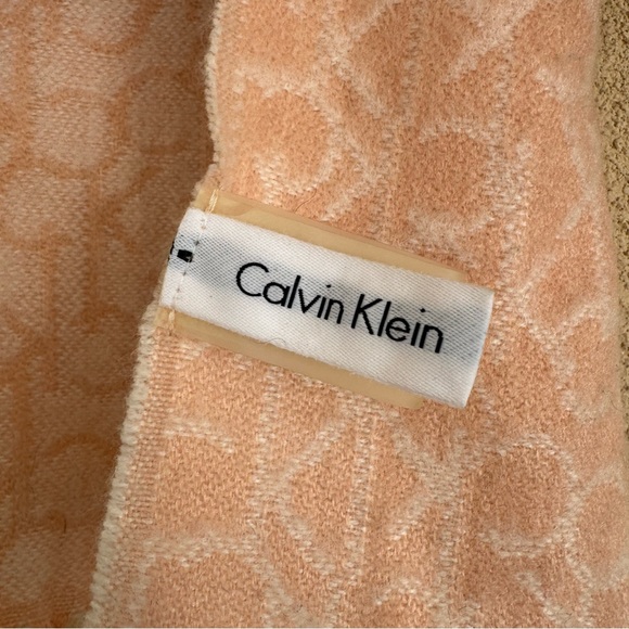 Calvin Klein Reversible Monogram Logo Blush/White Scarf - Picture 6 of 7